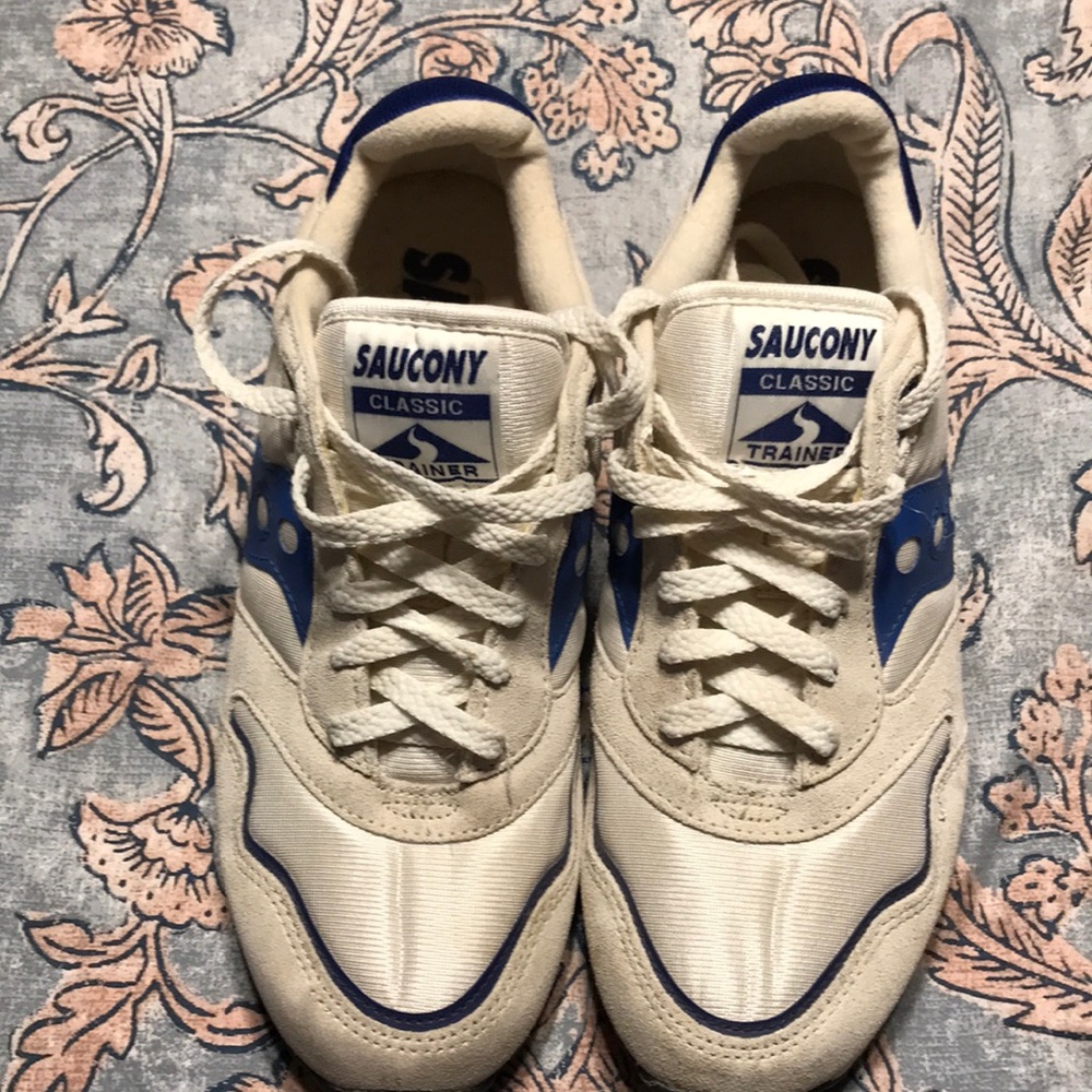 Size 9.5 Saucony classic trainer shoe.